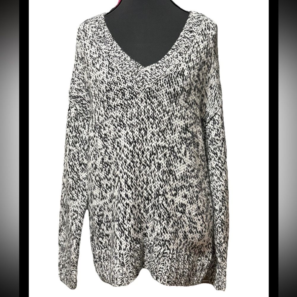 PINK Victoria's Secret Black and White V-Neck Sweater